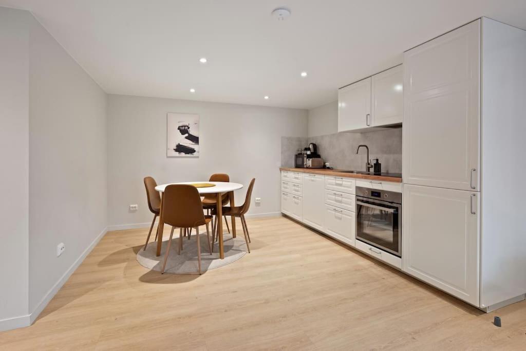 Practical Basement Apt With All Home Comforts Close To City Centre Stavanger Exterior photo
